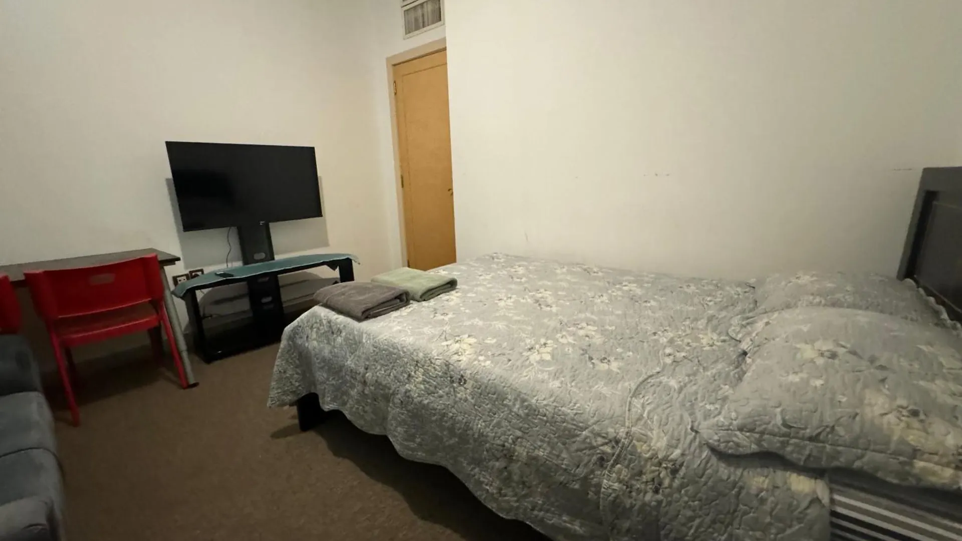 ホームステイ Double Room - Shared Bathroom, No Parking アブダビ