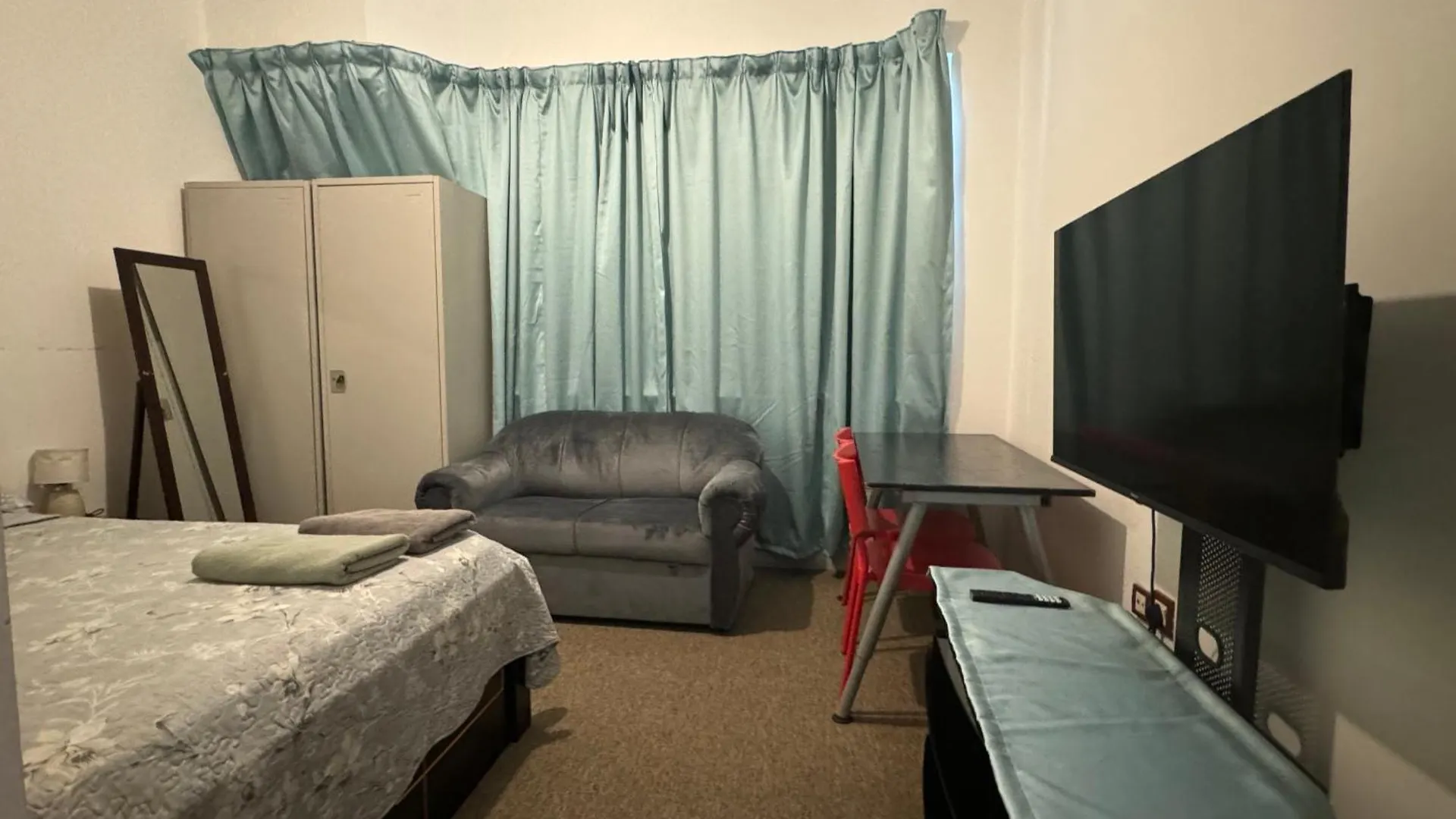 Double Room - Shared Bathroom, No Parking アブダビ